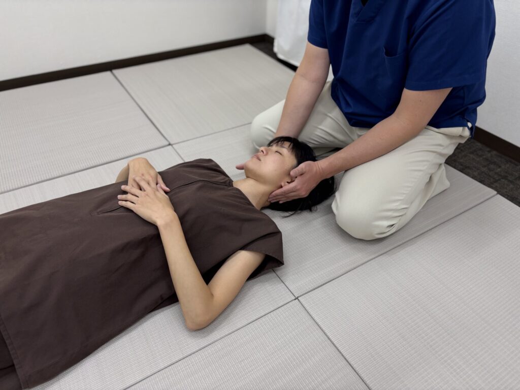 健湧接骨院の頭痛の施術の様子