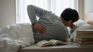 夏の疲労回復にはとにかく休養という思い込みが長引かせる背中の痛み