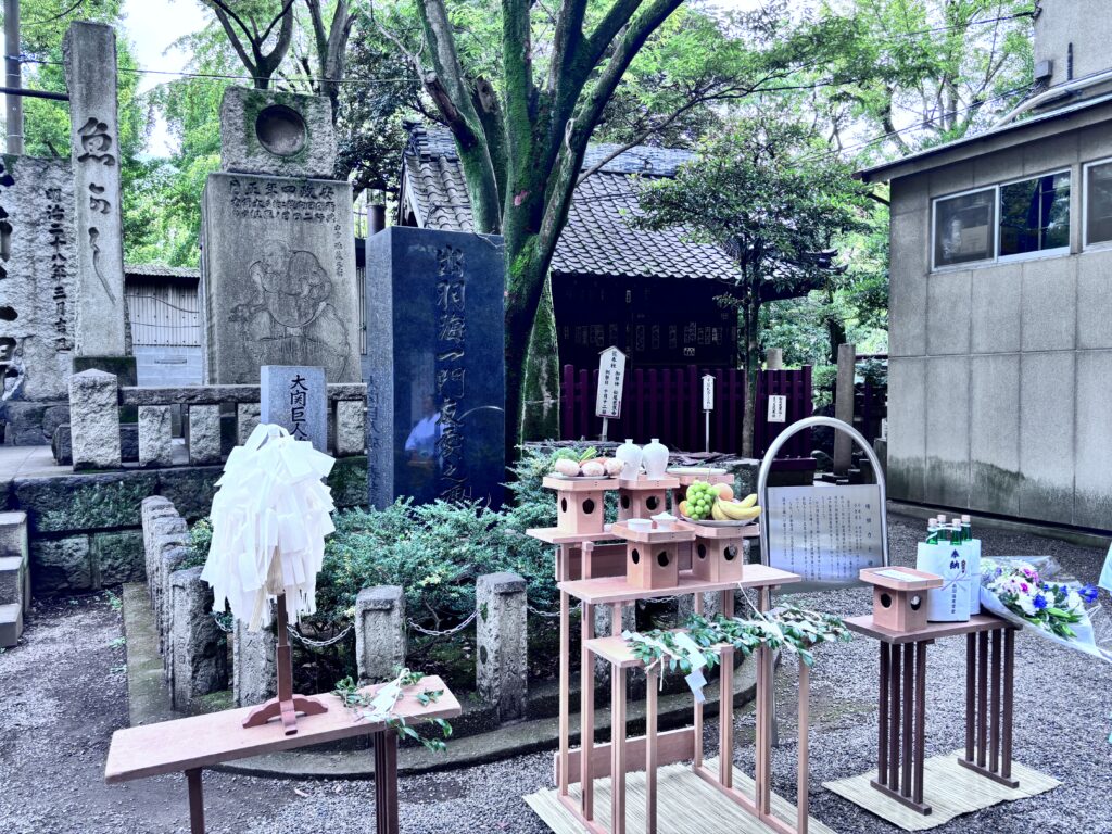富岡八幡宮の出羽海一門友愛之碑