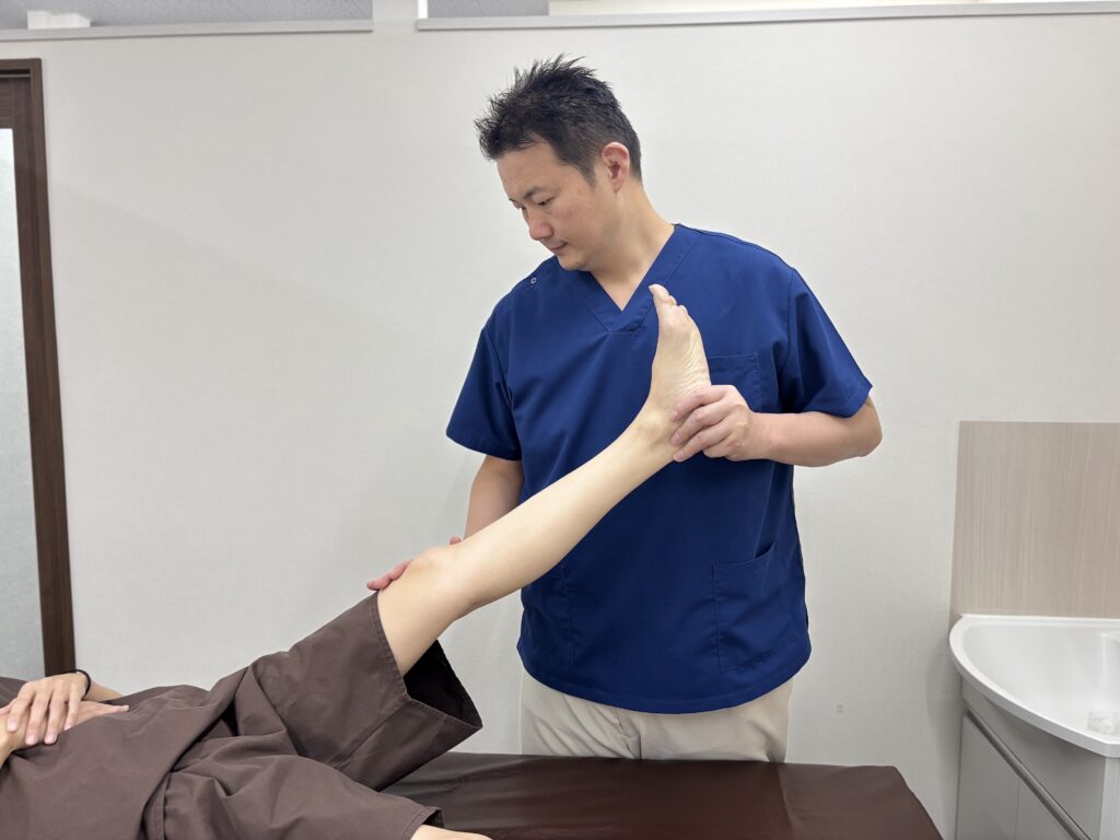 健湧接骨院の施術手技の様子